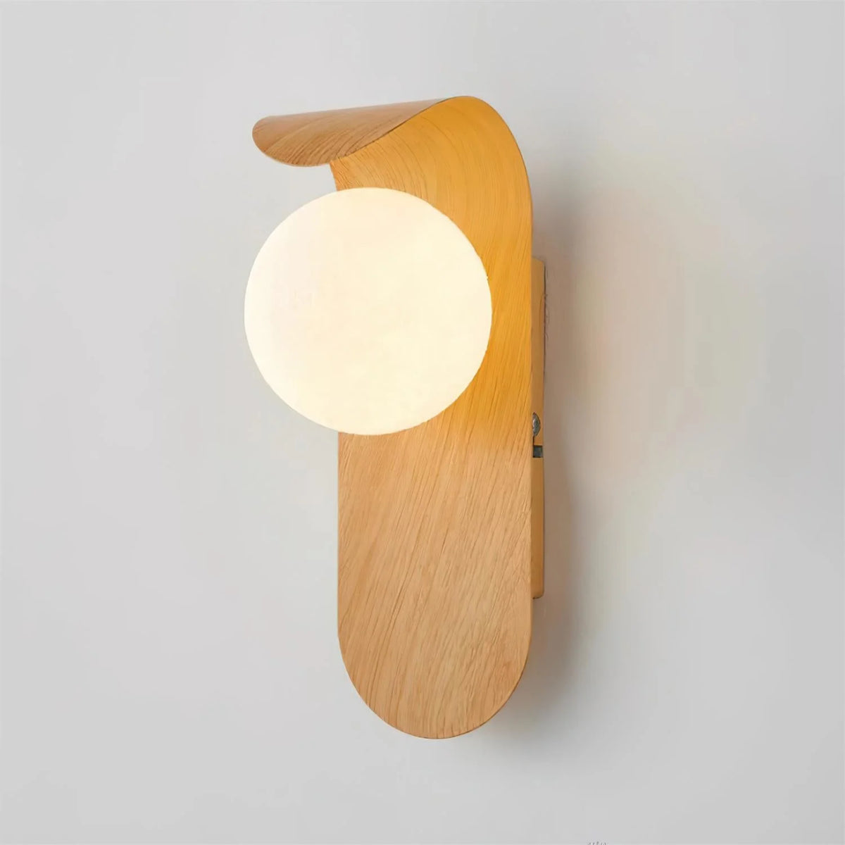 Nástěnné svítidlo s opálovým stínidlem a dřevěným efektem v kulovém design 9
