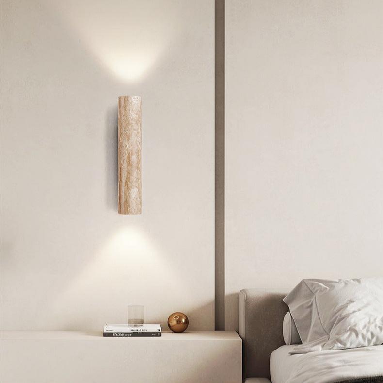 Nástěnné svítidlo z travertinu s minimalistickým japandi designem, vyzařující světlo nahoru 2
