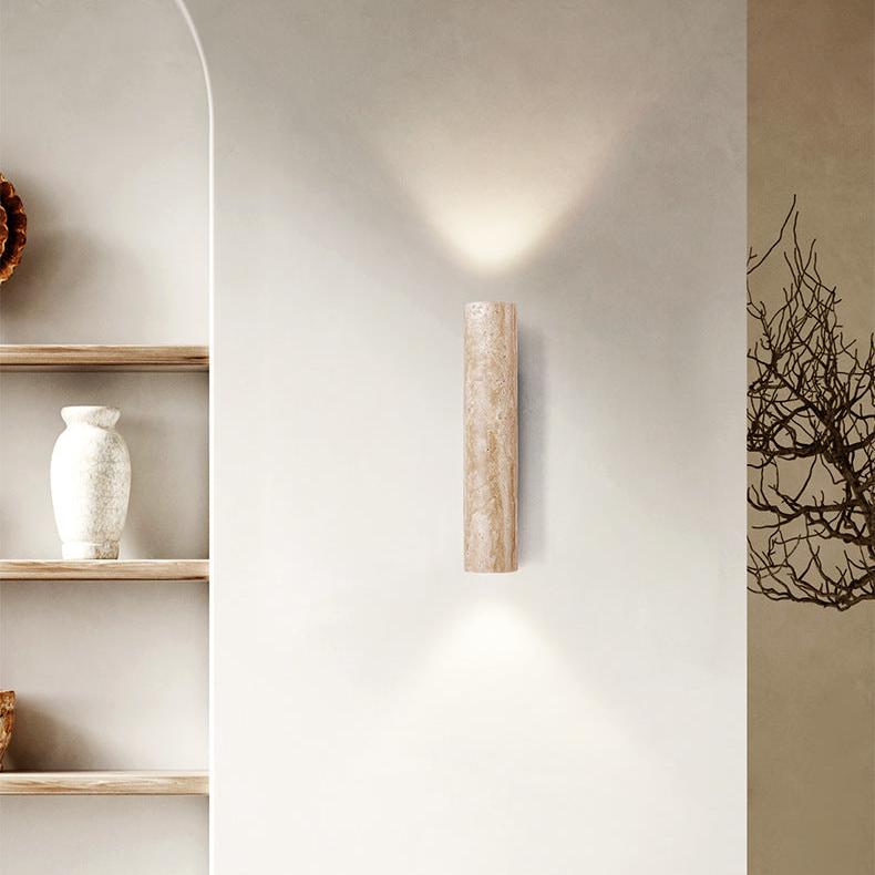 Nástěnné svítidlo z travertinu s minimalistickým japandi designem, vyzařující světlo nahoru 3