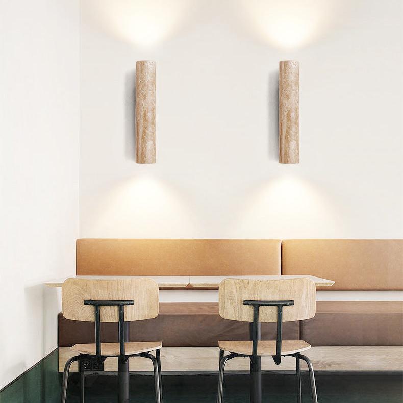 Nástěnné svítidlo z travertinu s minimalistickým japandi designem, vyzařující světlo nahoru 4