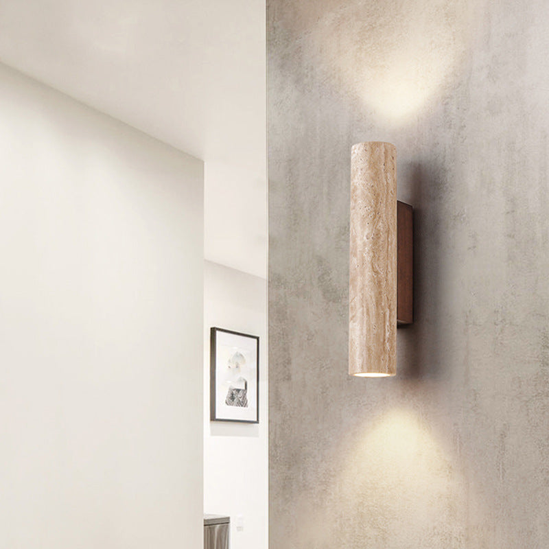Nástěnné svítidlo z travertinu s minimalistickým japandi designem, vyzařující světlo nahoru 7