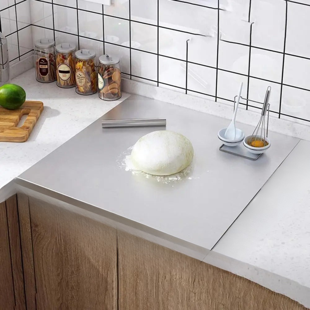 Nerezové prkénko do kuchyně – odolný a stylový povrch pro krájení zeleniny, ovoce a masa 0