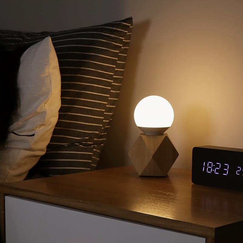 Noční lampa s dotykovým ovládáním a nabíjením přes USB – moderní design s geometrickou LED základnou 3