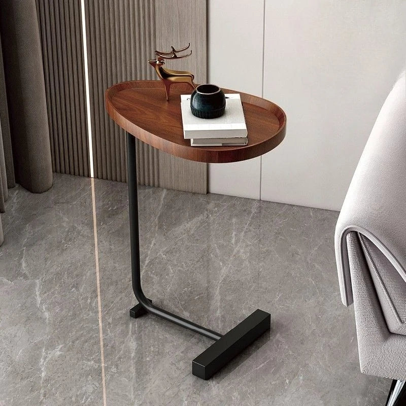 Odkládací stolek ve tvaru C s moderním skandinávským designem, černý kov a dřevo 2