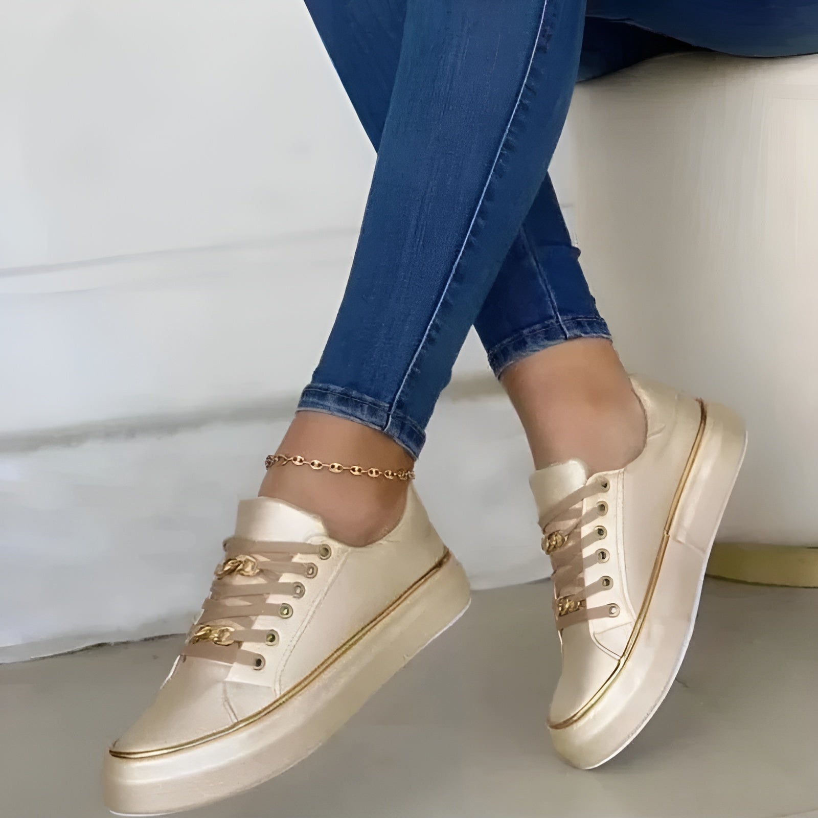 Ortopedické dámské tenisky s tlumící podrážkou a šněrováním, elegantní design se zlatými ak 4