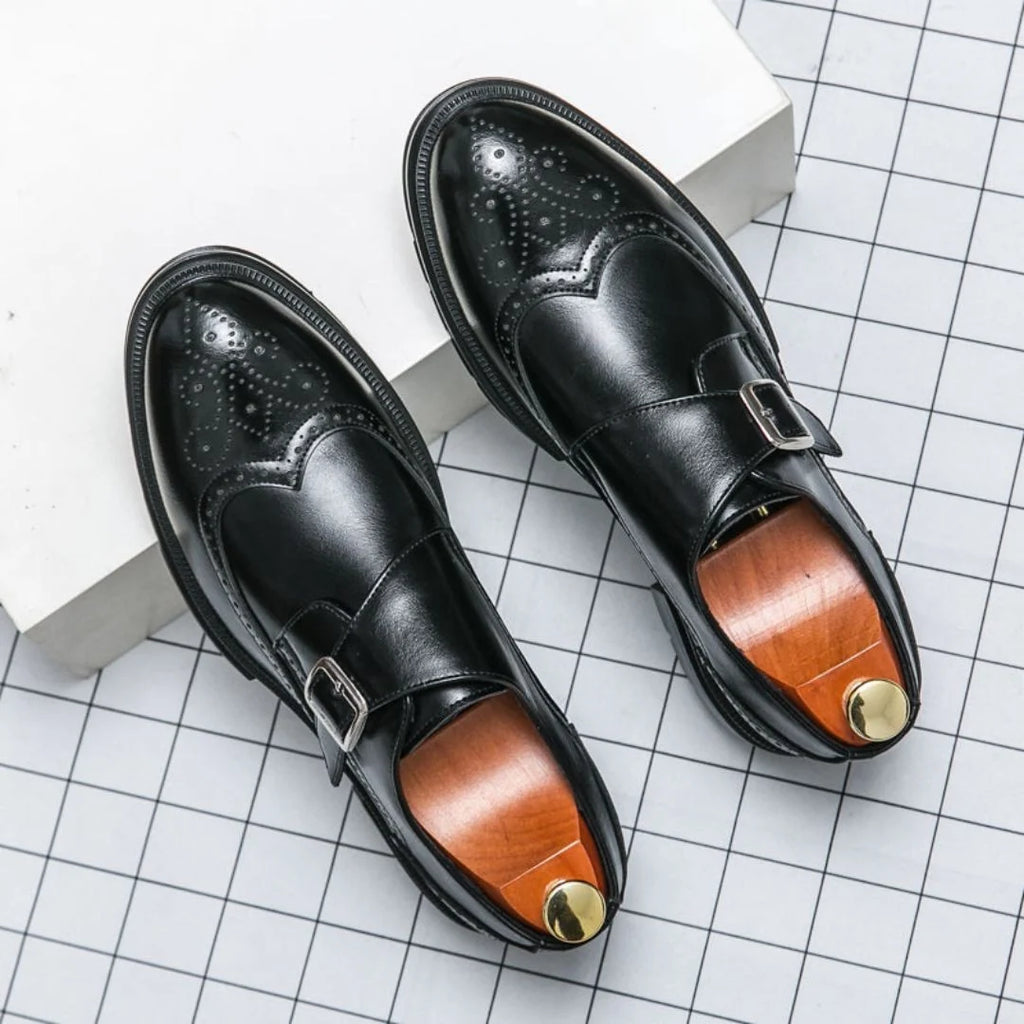 Pánské černé boty s přezkou a brogue detaily ve wingtip designu, vyrobené z elegantní 0