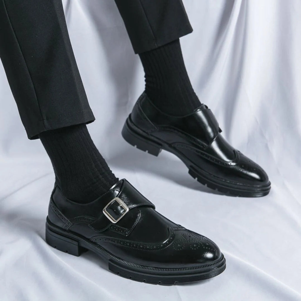 Pánské černé boty s přezkou a brogue detaily ve wingtip designu, vyrobené z elegantní 3