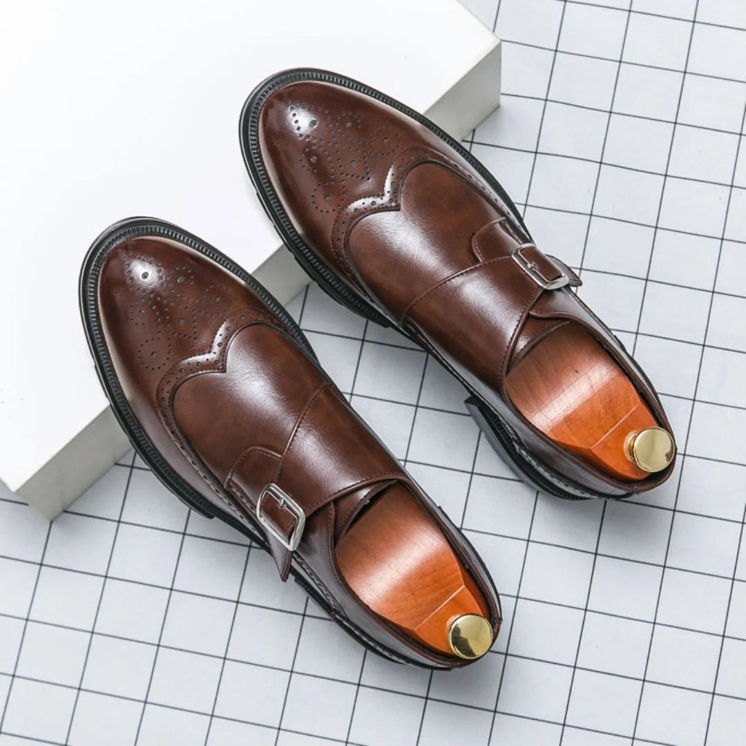 Pánské černé boty s přezkou a brogue detaily ve wingtip designu, vyrobené z elegantní 4