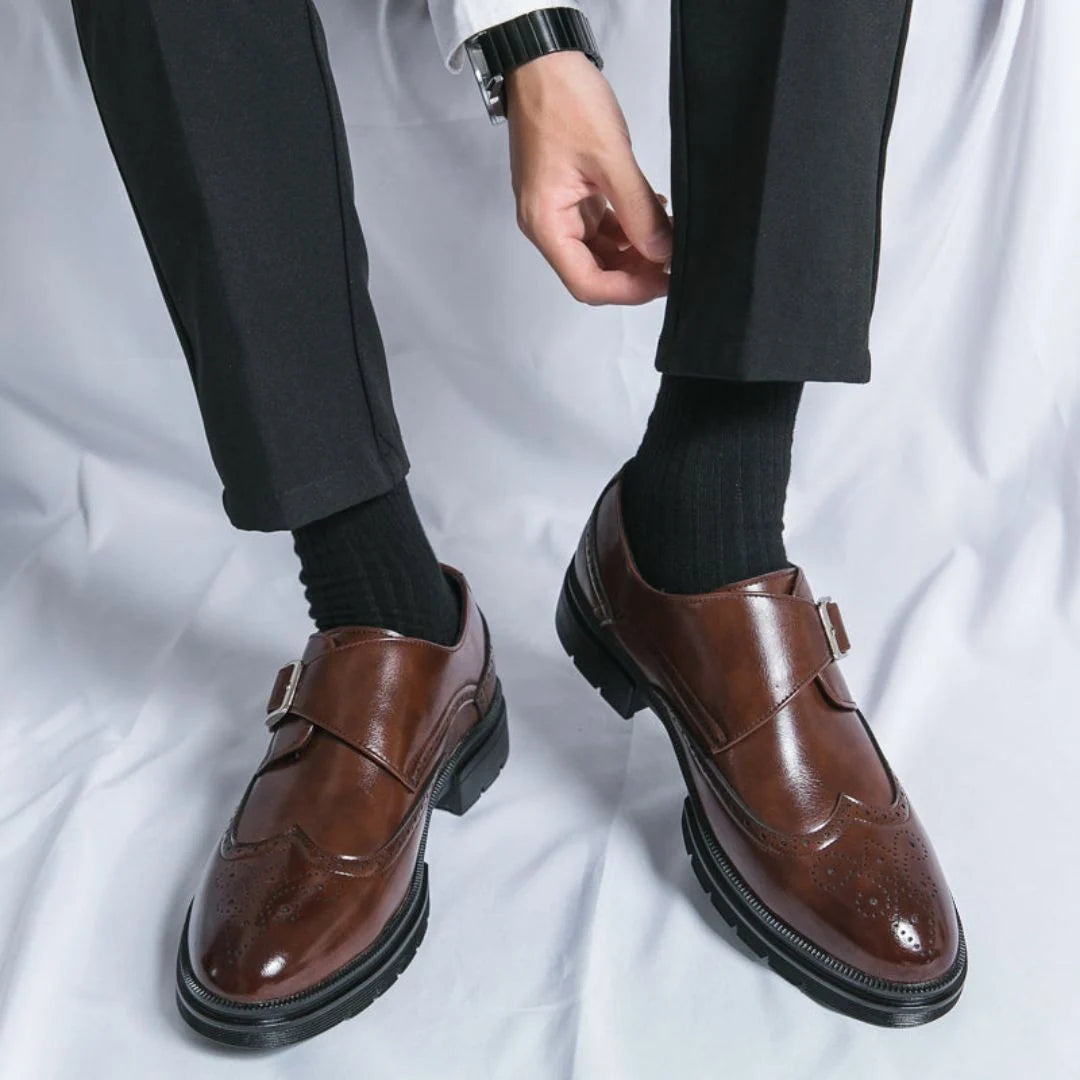 Pánské černé boty s přezkou a brogue detaily ve wingtip designu, vyrobené z elegantní 5