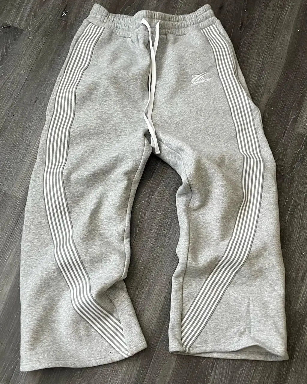 Pánské joggery s prodyšným materiálem a volným střihem v retro pruhovaném designu, ide 0