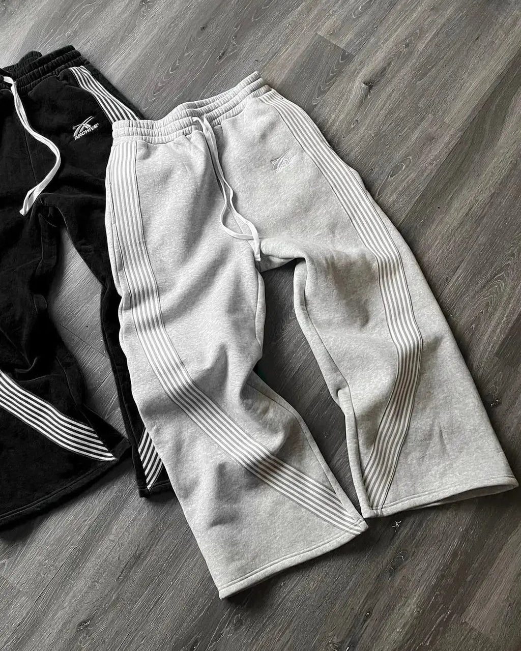 Pánské joggery s prodyšným materiálem a volným střihem v retro pruhovaném designu, ide 2
