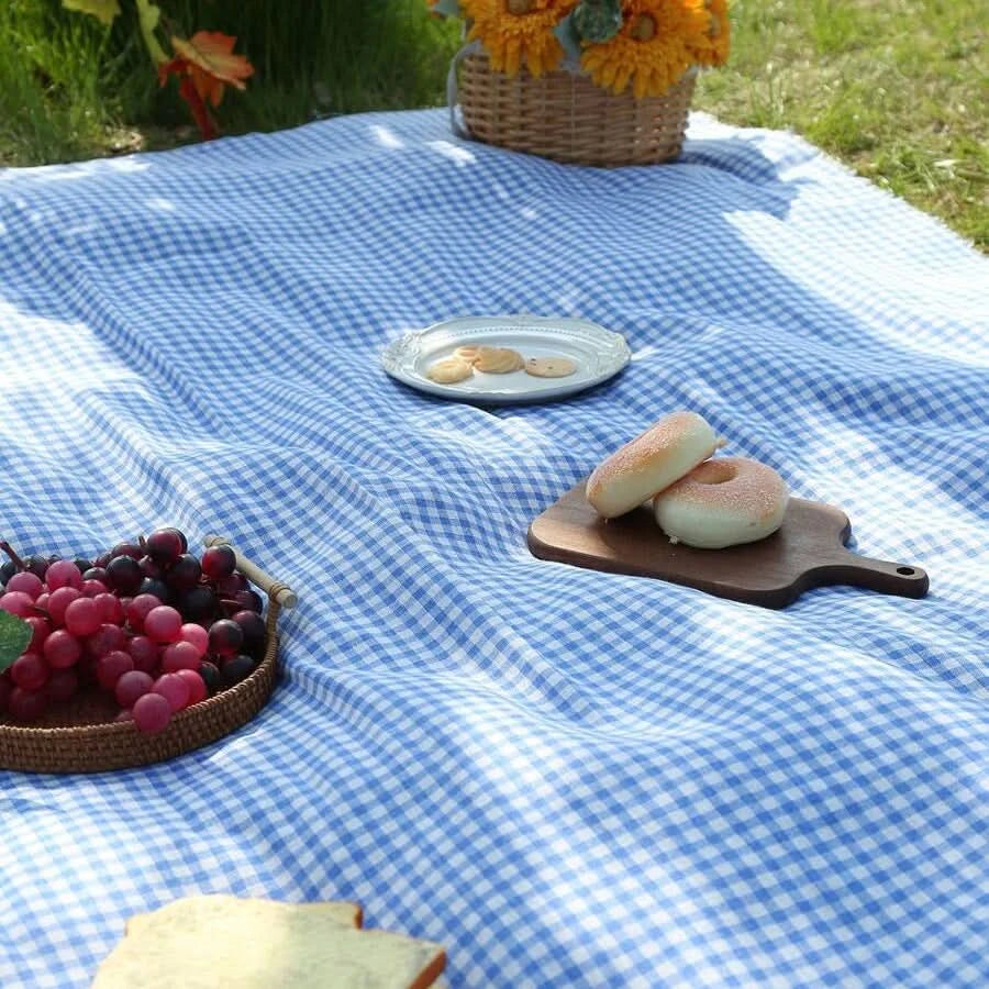 Rychleschnoucí pikniková podložka s minimalistickým kostkovaným designem, ideální pro venkovní použit 1