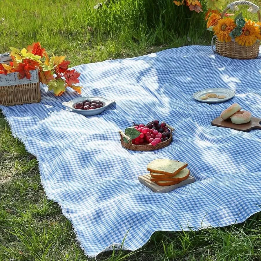 Rychleschnoucí pikniková podložka s minimalistickým kostkovaným designem, ideální pro venkovní použit 2