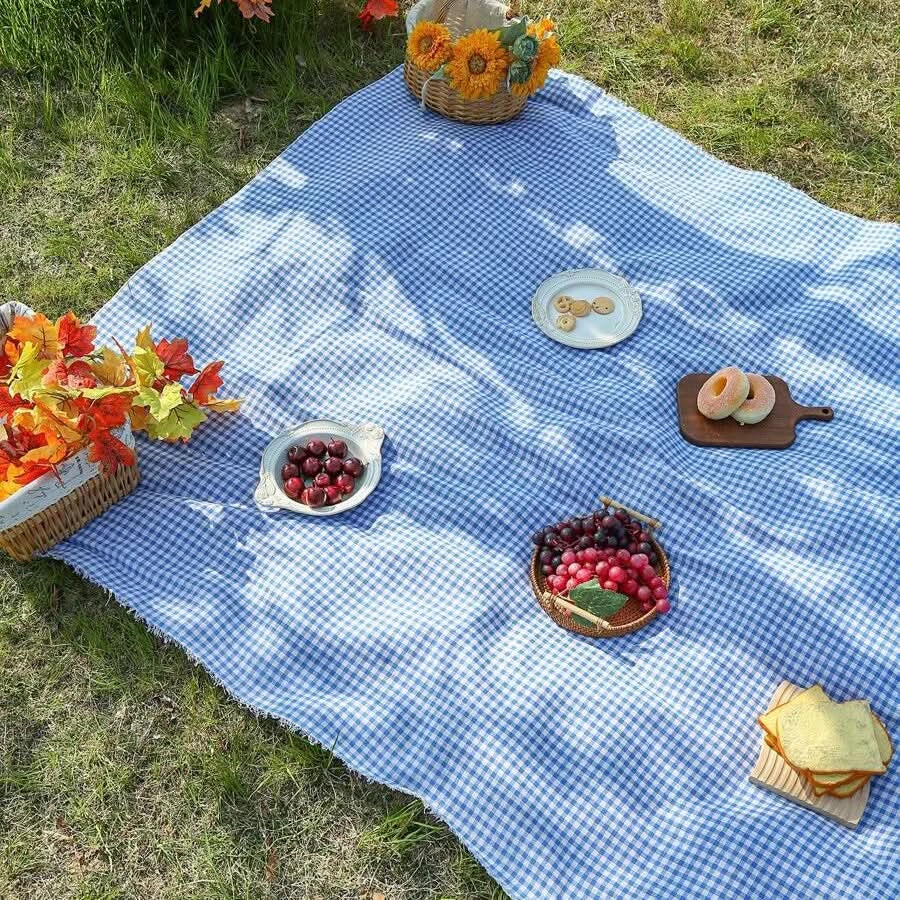 Rychleschnoucí pikniková podložka s minimalistickým kostkovaným designem, ideální pro venkovní použit 3