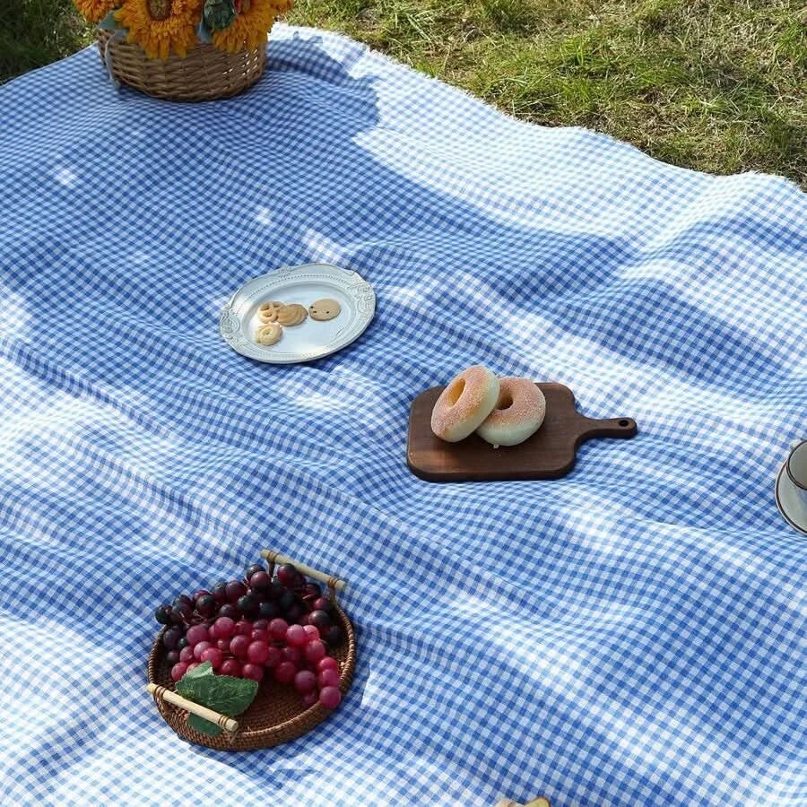 Rychleschnoucí pikniková podložka s minimalistickým kostkovaným designem, ideální pro venkovní použit 4