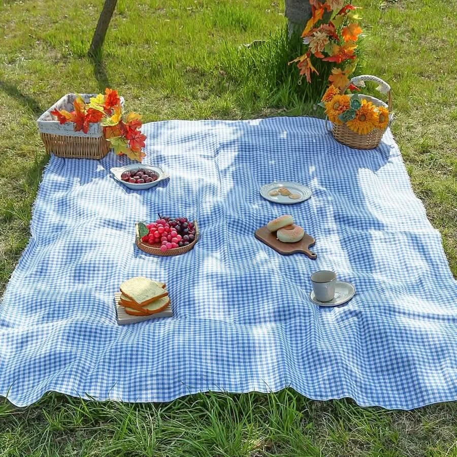 Rychleschnoucí pikniková podložka s minimalistickým kostkovaným designem, ideální pro venkovní použit 5