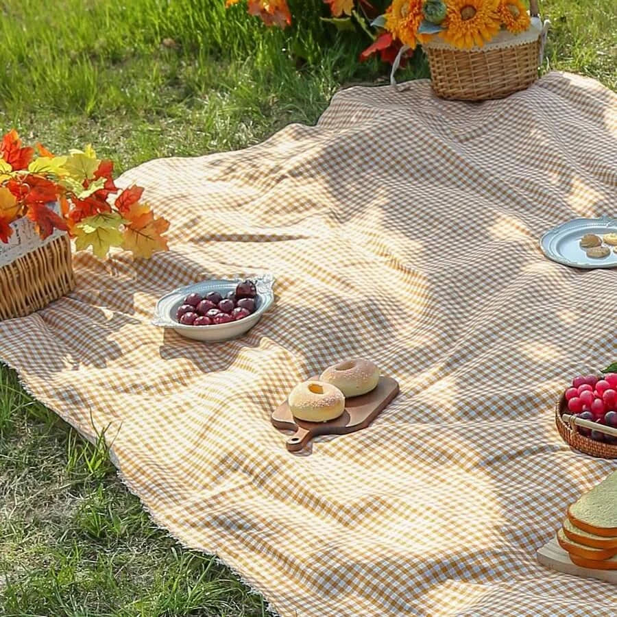 Rychleschnoucí pikniková podložka s minimalistickým kostkovaným designem, ideální pro venkovní použit 6