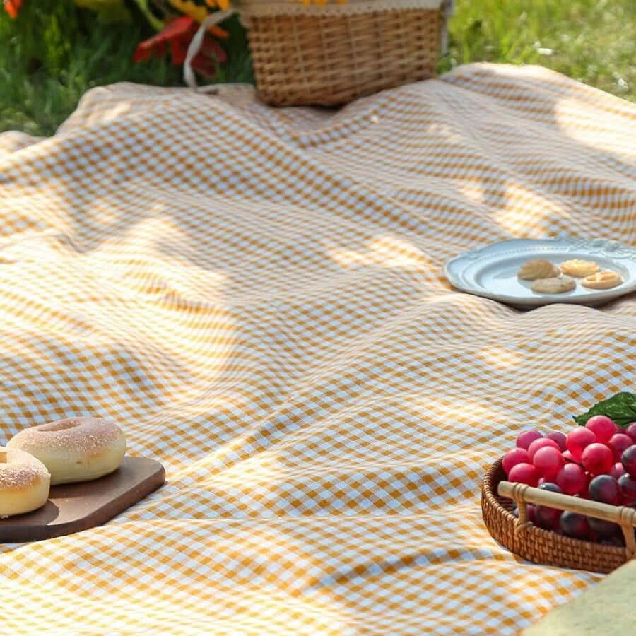 Rychleschnoucí pikniková podložka s minimalistickým kostkovaným designem, ideální pro venkovní použit 7