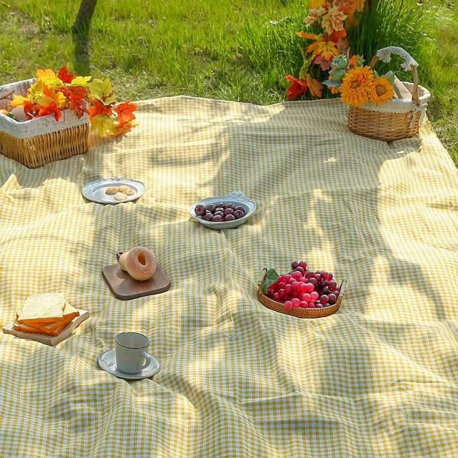 Rychleschnoucí pikniková podložka s minimalistickým kostkovaným designem, ideální pro venkovní použit 9