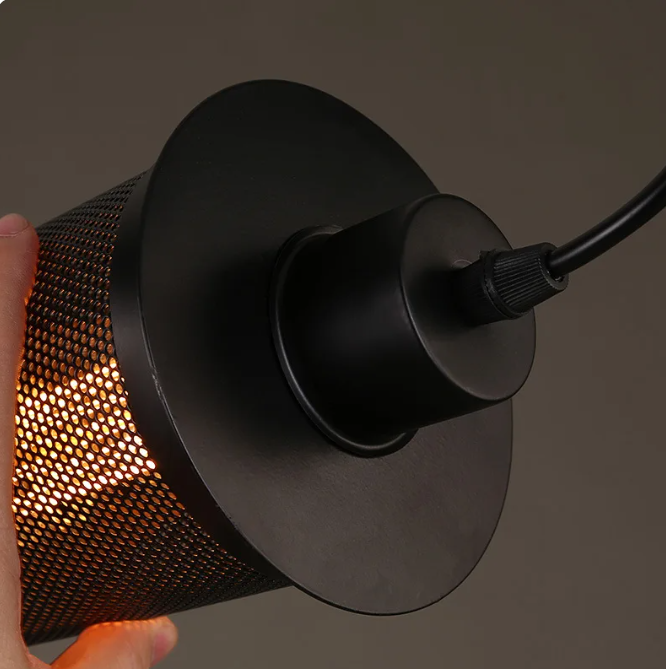 Retro-industriální závěsná lampa s nastavitelným kabelem a perforovaným stínidlem – ideální do obývacího pokoje i nad stůl 3