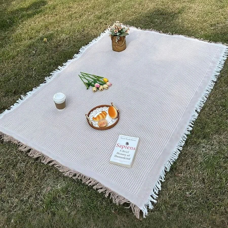 Skládací pikniková podložka s kostkovaným vzorem a střapci vyrobená z lehkého polyesteru 1