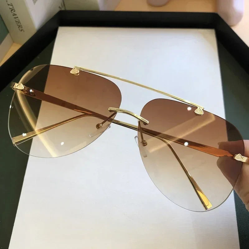 Sluneční brýle aviator bez obrouček, unisex model v černé a hnědé barvě, s gradientními 4