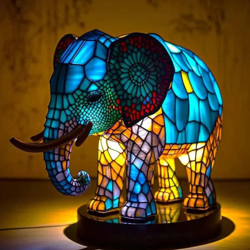 Sošná skleněná lampa se zvířecími motivy v jemném světle 10