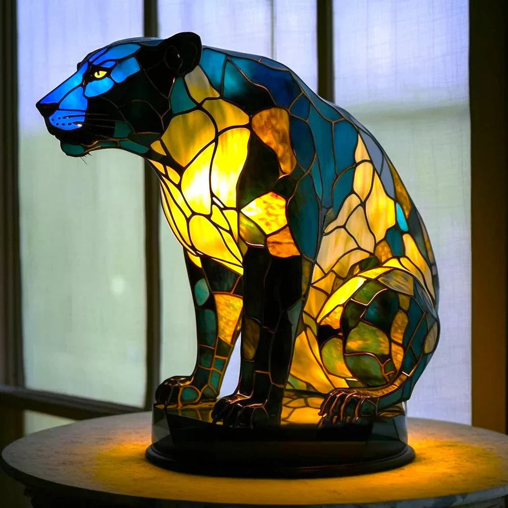 Sošná skleněná lampa se zvířecími motivy v jemném světle 3