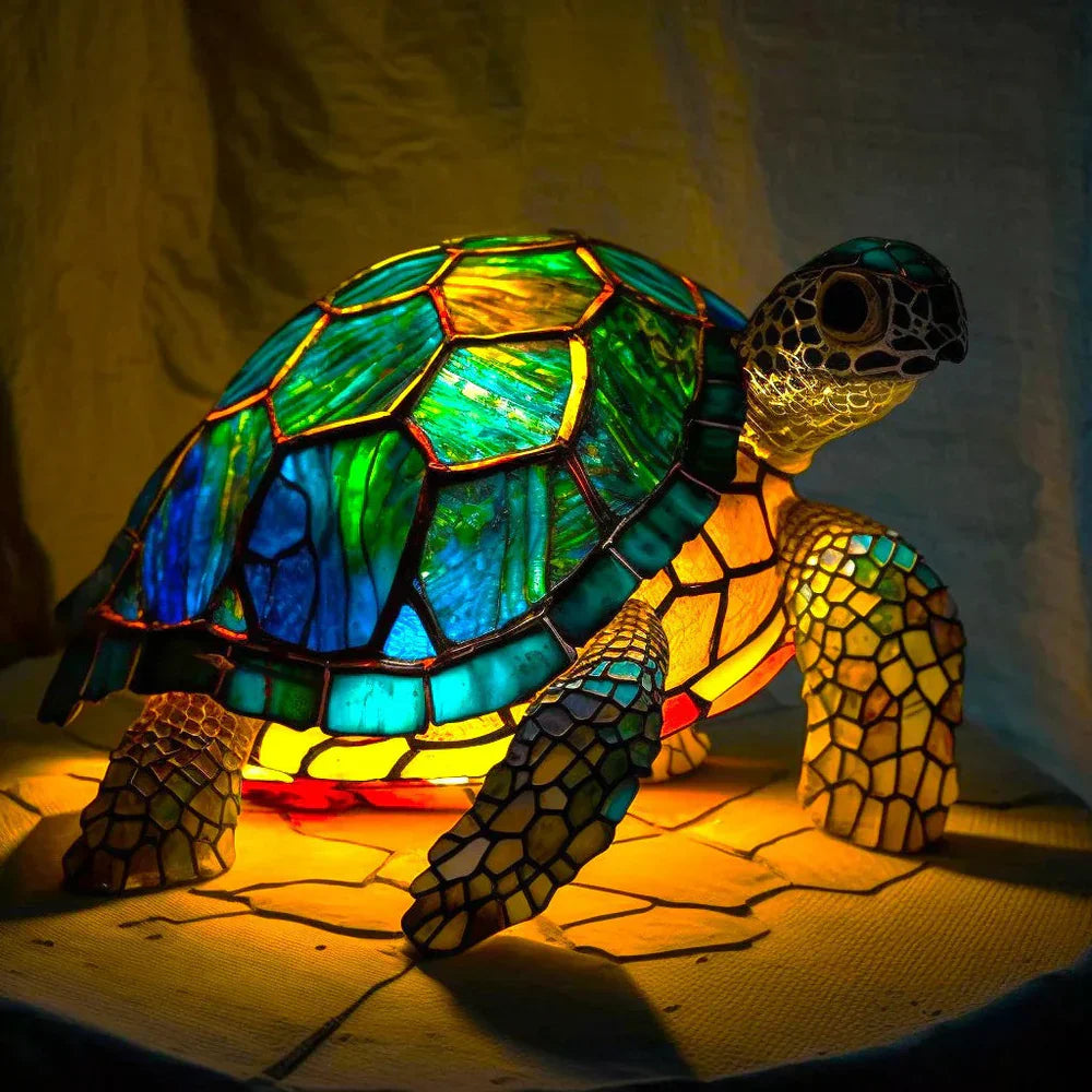 Sošná skleněná lampa se zvířecími motivy v jemném světle 9