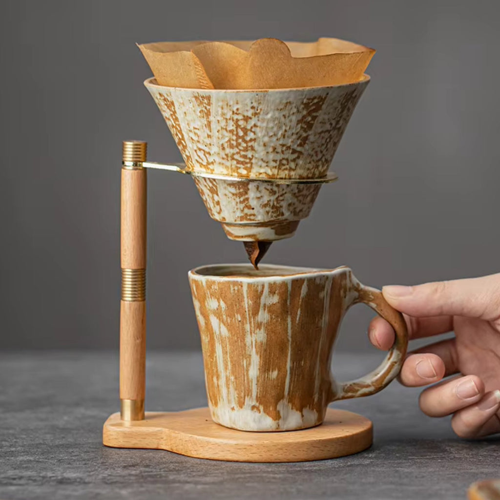 Ručně vyrobený porcelánový stojan na kávu s keramickým odkapávačem a dřevěným 0