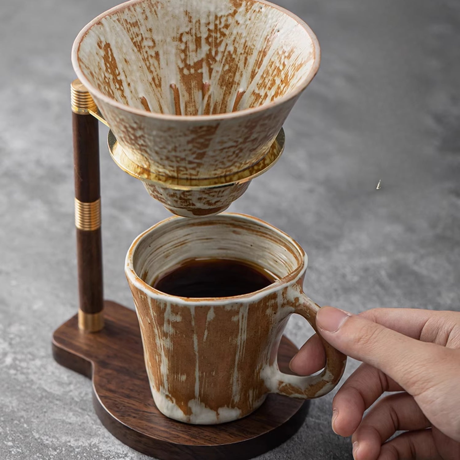 Ručně vyrobený porcelánový stojan na kávu s keramickým odkapávačem a dřevěným 3