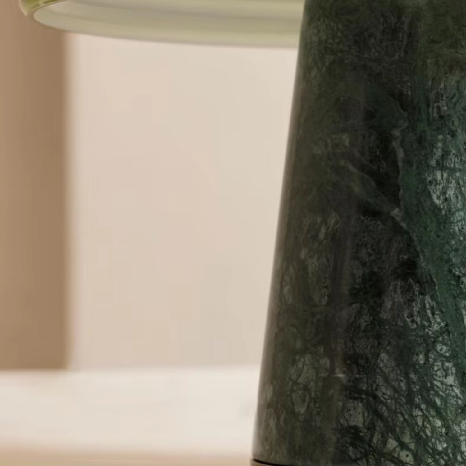 Stolní lampa s LED světlem a zeleným mramorem, moderní sochařský design, ideální na noční stole 5