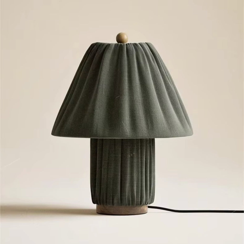 Stolní lampa s plisovaným stínidlem a keramickou základnou v moderním designu, ideální pro noční stole 0
