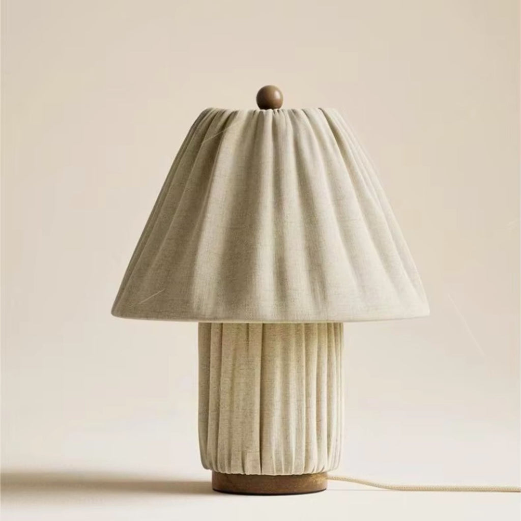 Stolní lampa s plisovaným stínidlem a keramickou základnou v moderním designu, ideální pro noční stole 1