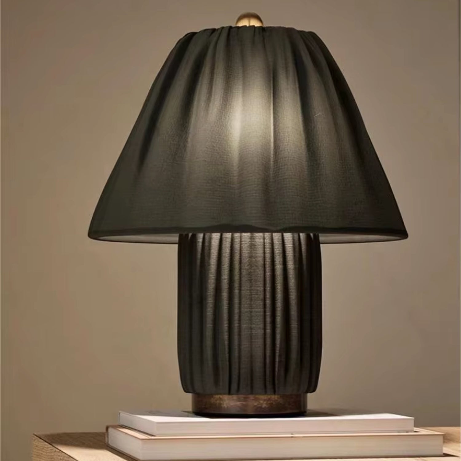 Stolní lampa s plisovaným stínidlem a keramickou základnou v moderním designu, ideální pro noční stole 3