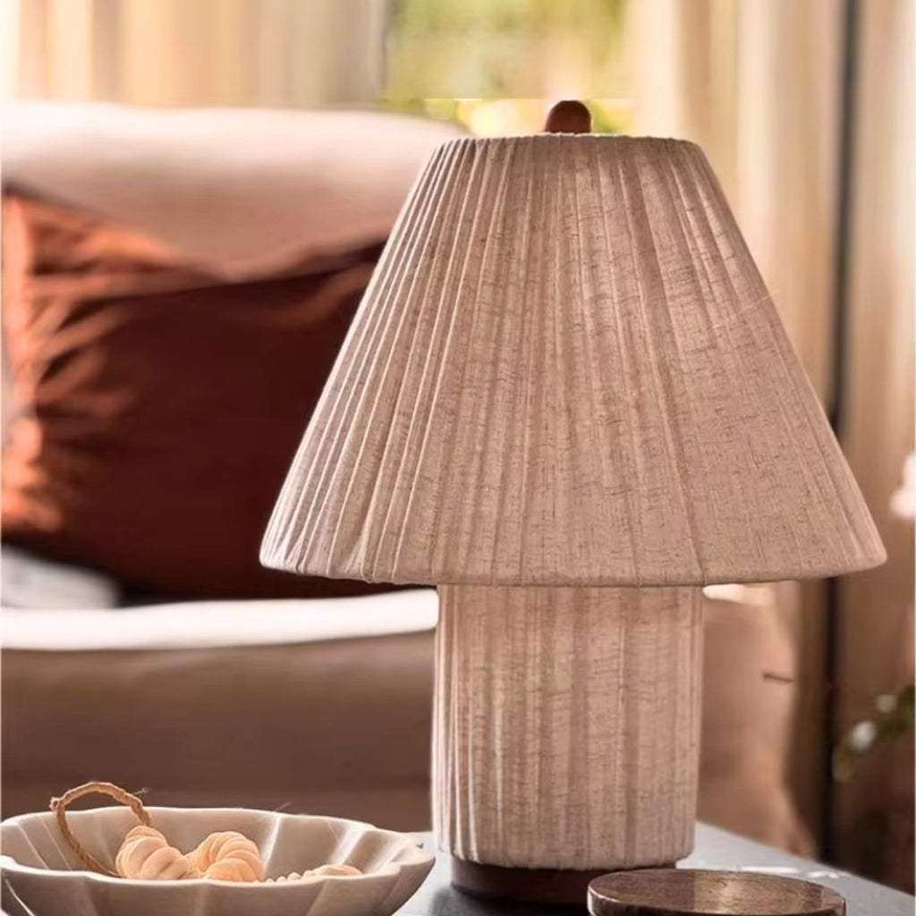 Stolní lampa s plisovaným stínidlem a keramickou základnou v moderním designu, ideální pro noční stole 4
