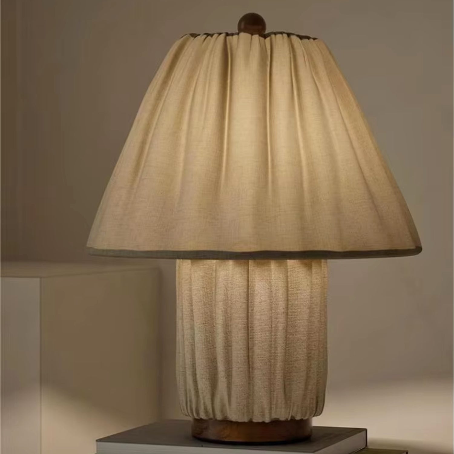 Stolní lampa s plisovaným stínidlem a keramickou základnou v moderním designu, ideální pro noční stole 5
