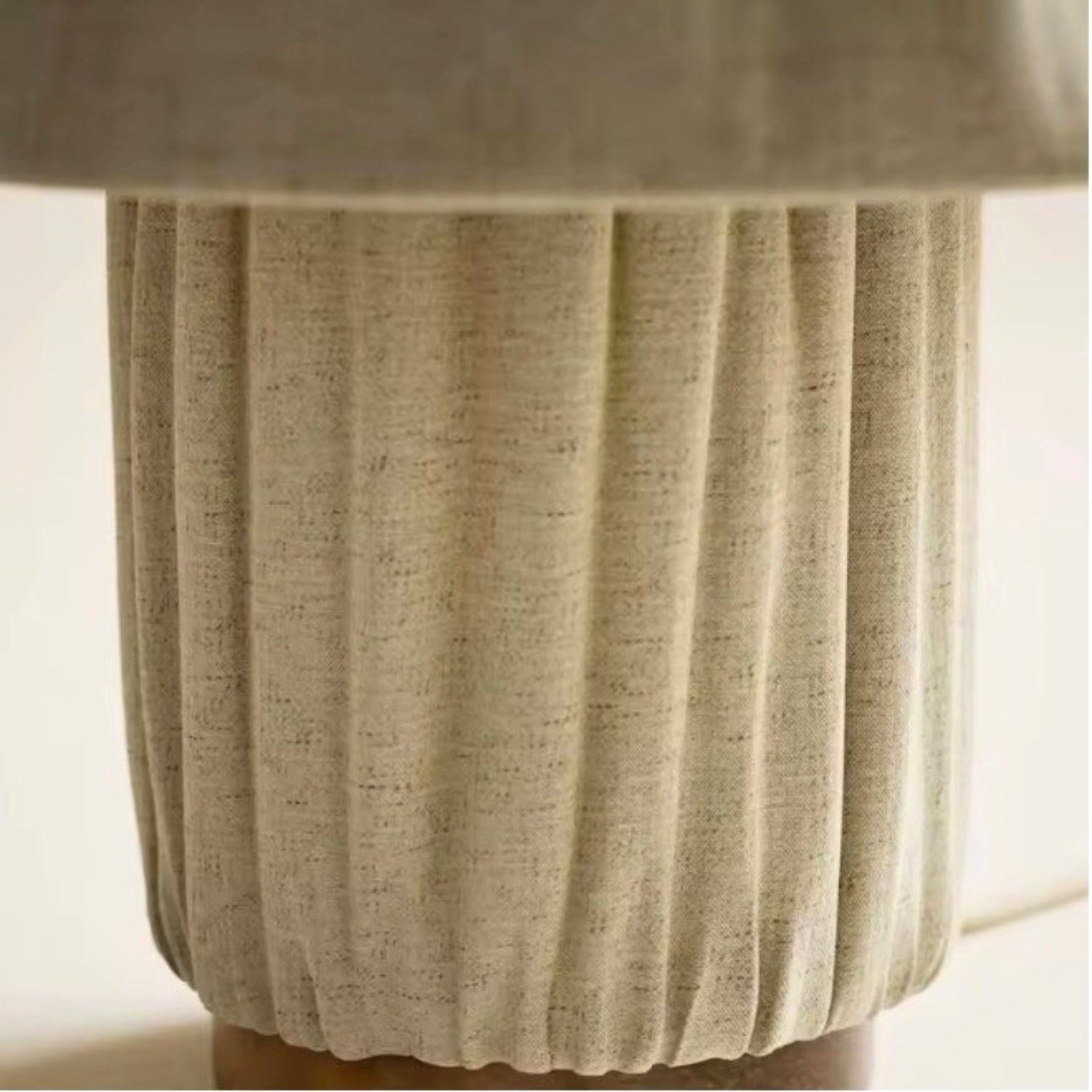 Stolní lampa s plisovaným stínidlem a keramickou základnou v moderním designu, ideální pro noční stole 6