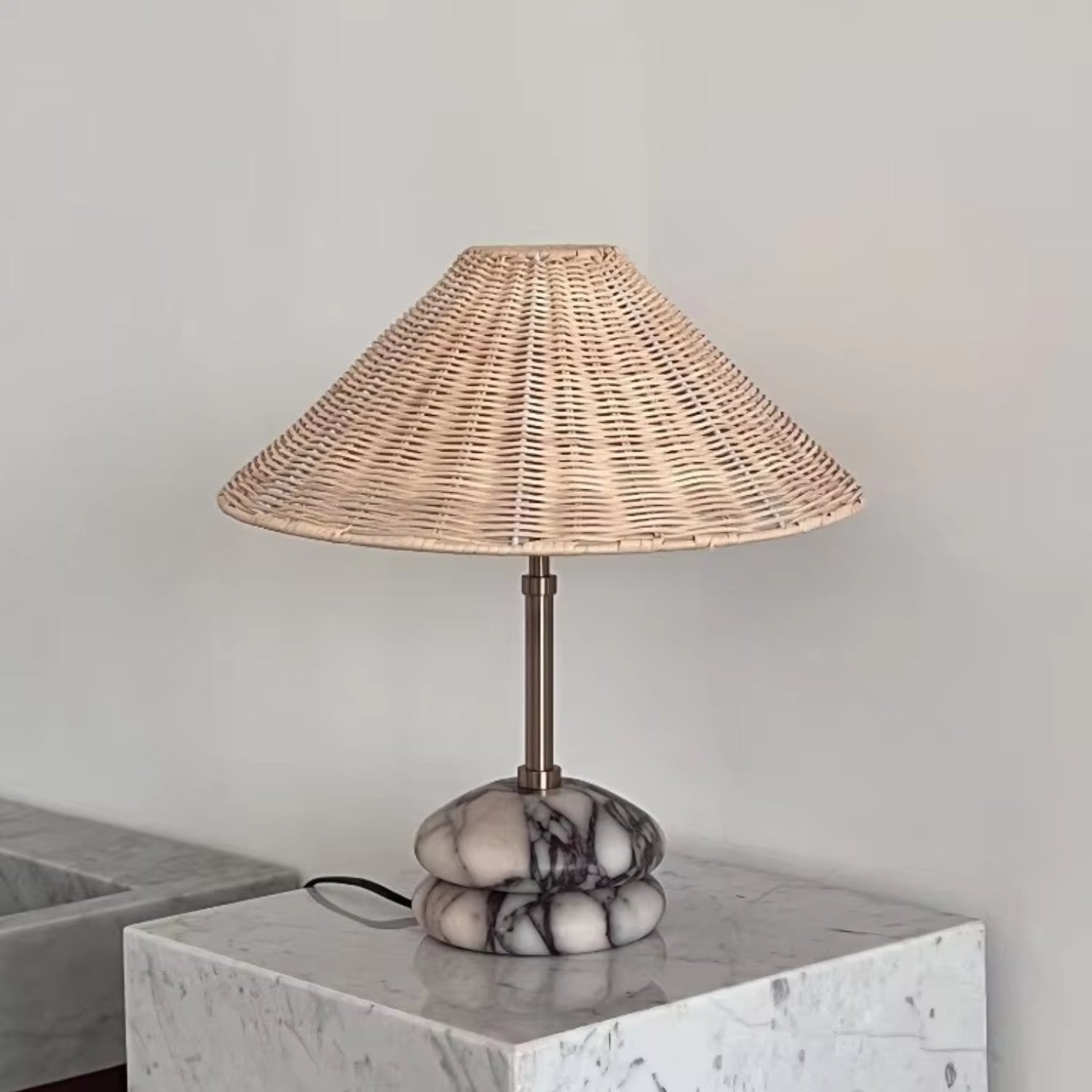 Stolní lampa s ratanovým stínidlem a mramorovou základnou, moderní design ideální pro noční stole 0