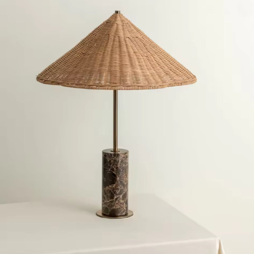 Moderní stolní lampa s ratanovým stínidlem a mramorovou základnou, ideální pro noční stolek nebo 0