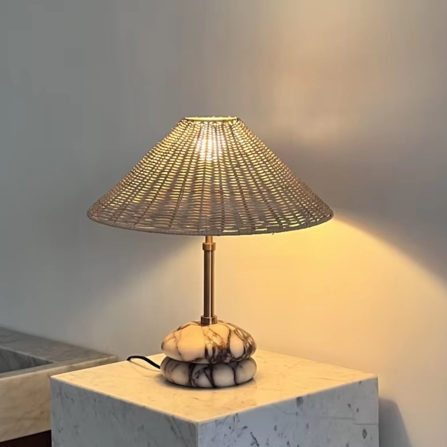 Stolní lampa s ratanovým stínidlem a mramorovou základnou, moderní design ideální pro noční stole 1