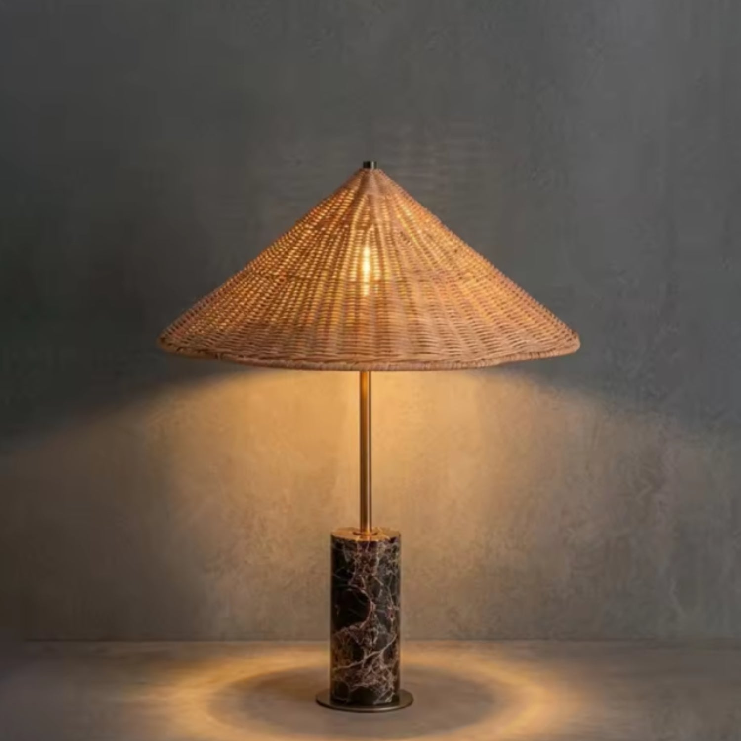 Moderní stolní lampa s ratanovým stínidlem a mramorovou základnou, ideální pro noční stolek nebo 1