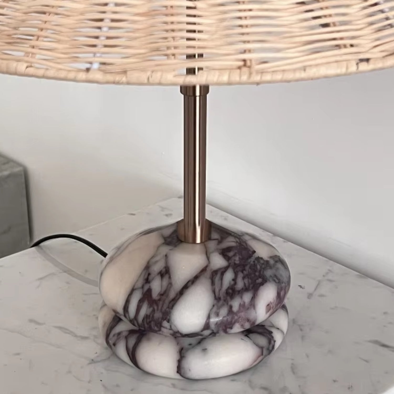Stolní lampa s ratanovým stínidlem a mramorovou základnou, moderní design ideální pro noční stole 2