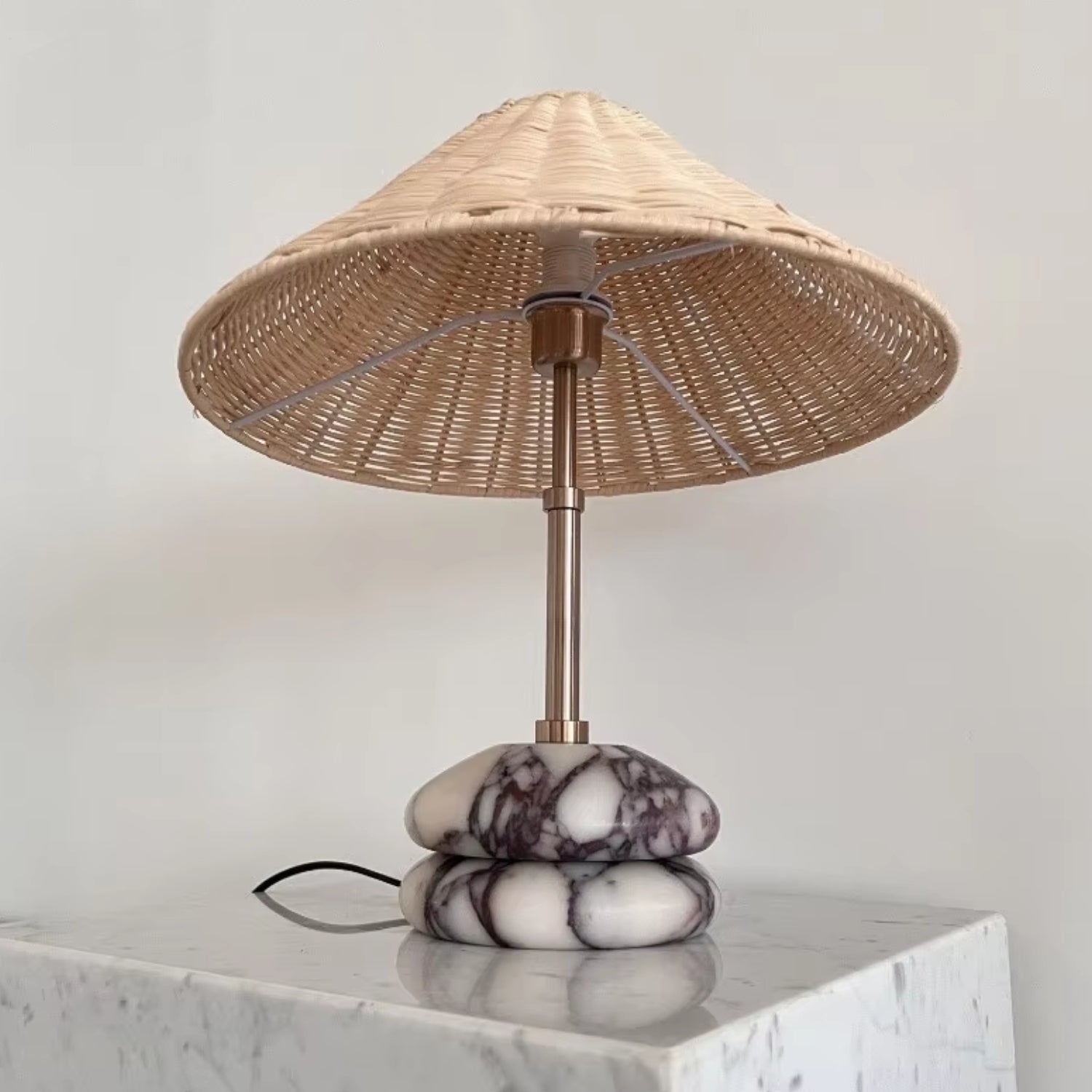 Stolní lampa s ratanovým stínidlem a mramorovou základnou, moderní design ideální pro noční stole 3