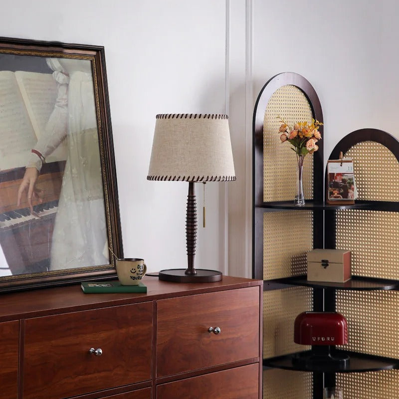 Stolní lampa s tkaninovým stínidlem a dřevěnou základnou, moderní design ideální pro lo 0