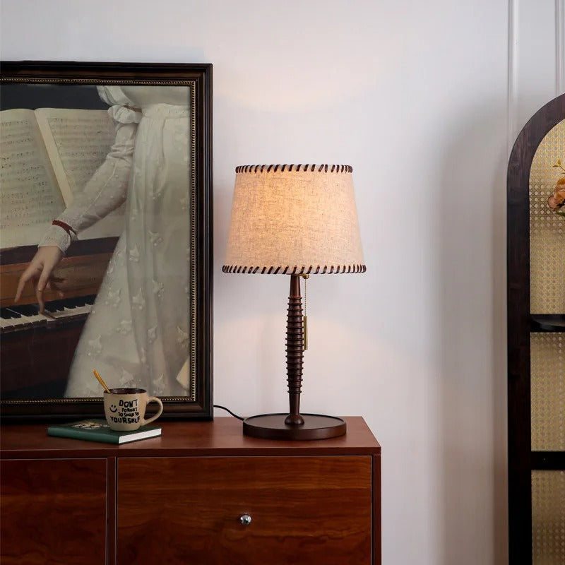 Stolní lampa s tkaninovým stínidlem a dřevěnou základnou, moderní design ideální pro lo 1