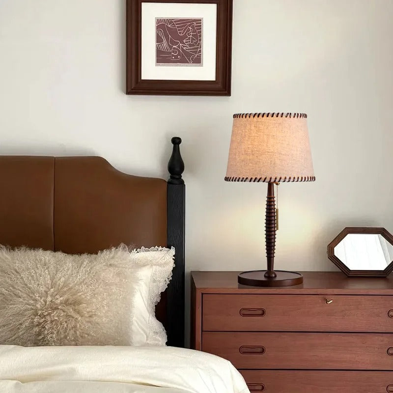 Stolní lampa s tkaninovým stínidlem a dřevěnou základnou, moderní design ideální pro lo 2