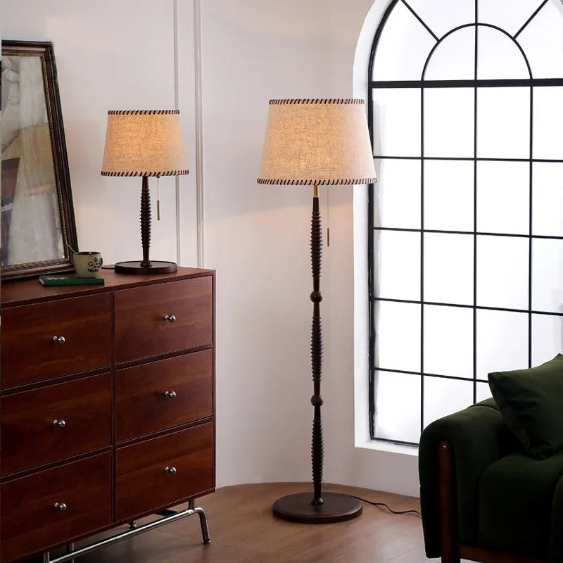Stolní lampa s tkaninovým stínidlem a dřevěnou základnou, moderní design ideální pro lo 3