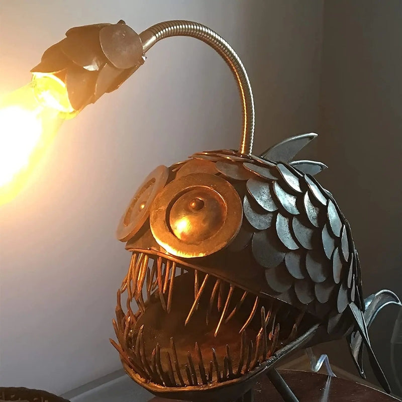 Stolní lampa s nastavitelným stínidlem a sošnou siluetou ryby – retro design do obývacích pokojů a na psací stůl 3