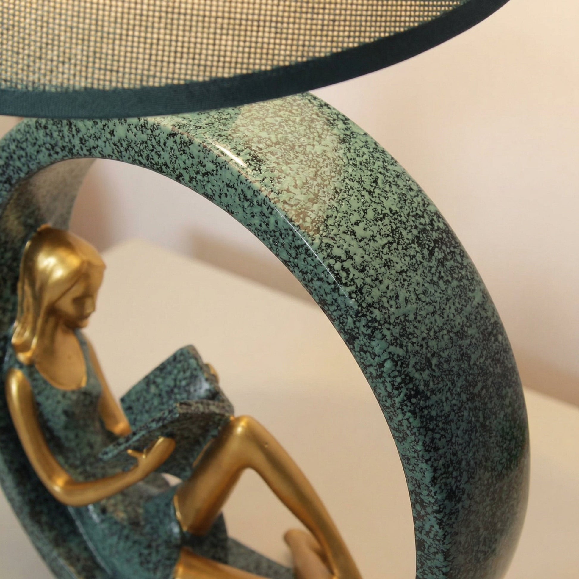 Stolní lampa s tvarovanou základnou a měkkým teplým světlem – umělecký design do obývacích pokojů 0